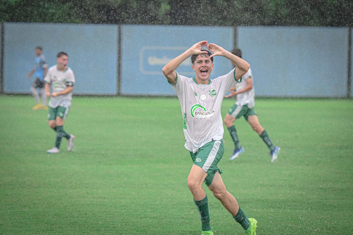 Grêmio vence Inter e se aproxima da final do Campeonato Gaúcho