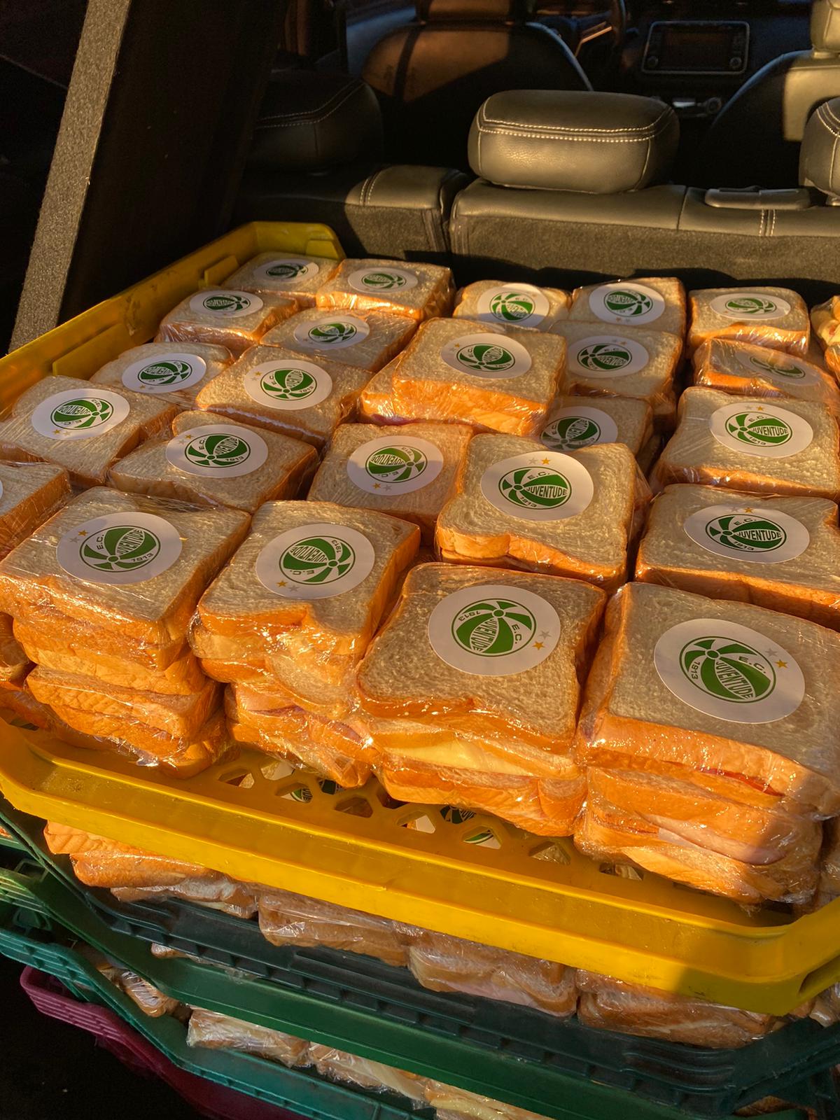 Com participação engajada dos funcionários, Juventude realiza entrega de 700 sanduíches para as vítimas das enchentes no Rio Grande do Sul