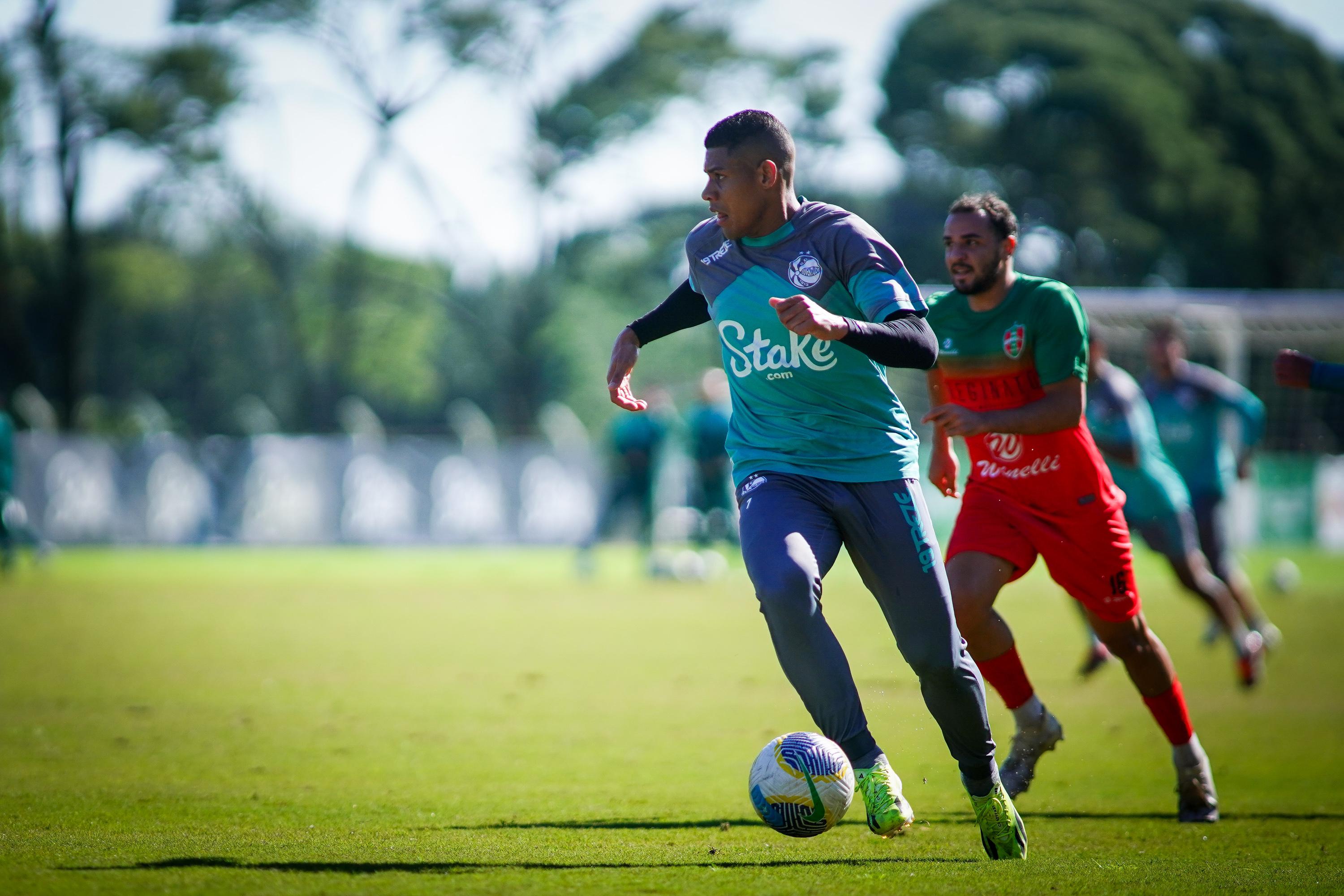 Roger Machado observa grupo de jogadores em jogo-treino contra o Brasil de Farroupilha