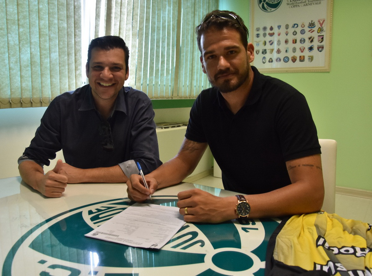Renovou! Matheus assina contrato com o Juventude até 2018