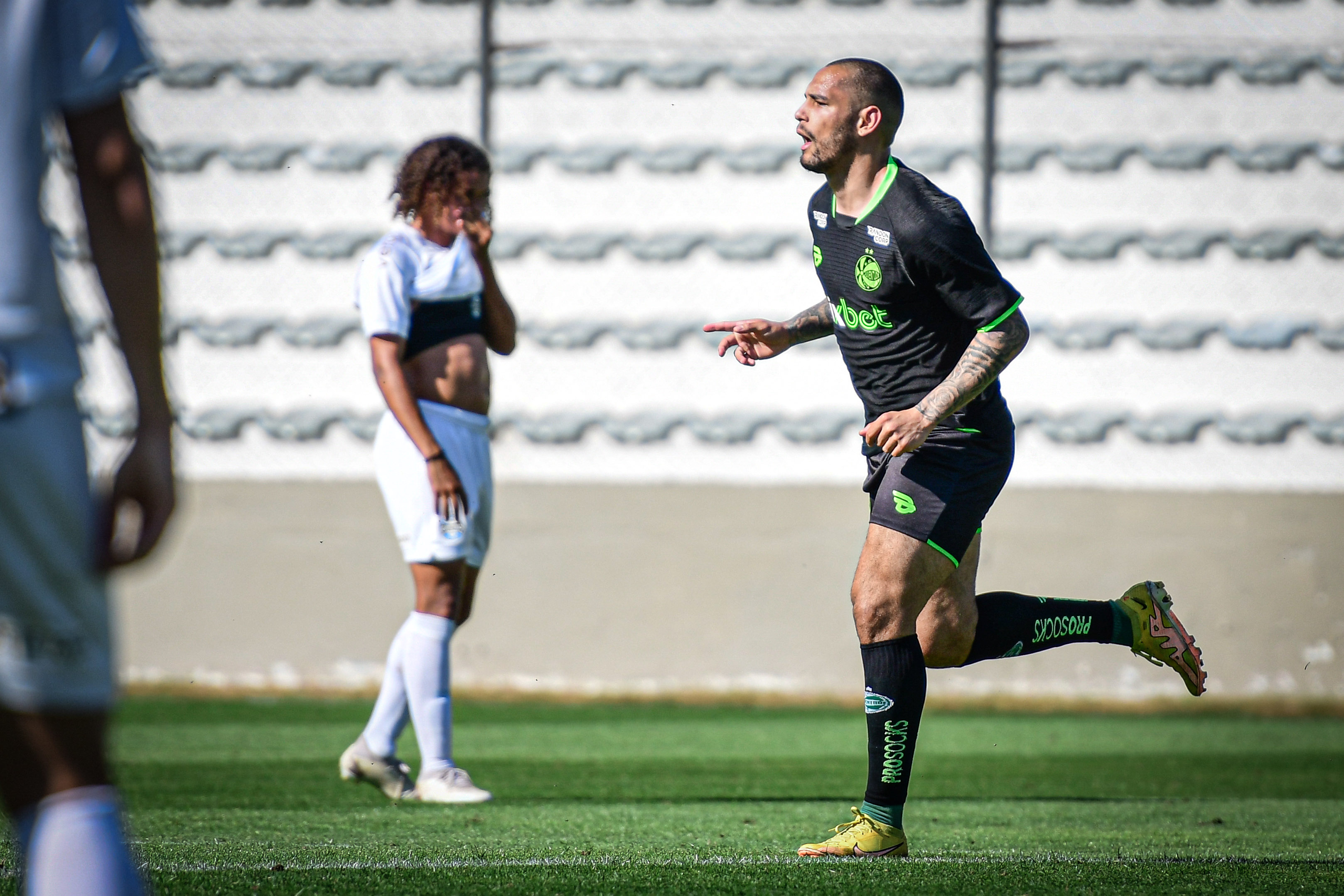 Jovem goleiro Lucas Wingert assina contrato com o Juventude